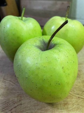 Yeşil elma, taze elma, meyve, vitaminler, masa, mutfak. 