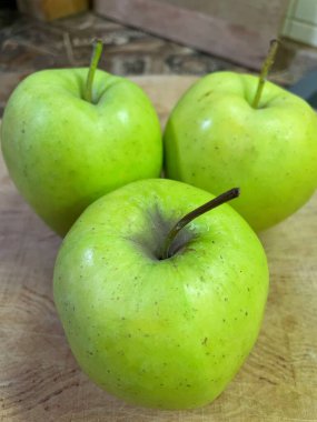 Yeşil elma, taze elma, meyve, vitaminler, masa, mutfak. 