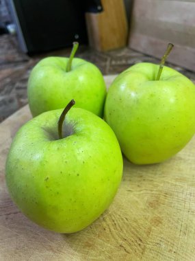 Yeşil elma, taze elma, meyve, vitaminler, masa, mutfak. 