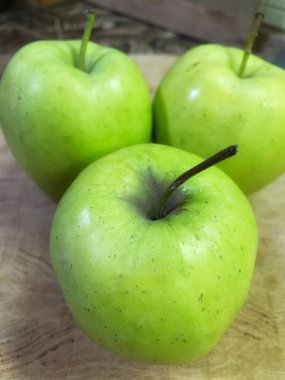 Yeşil elma, taze elma, meyve, vitaminler, masa, mutfak. 