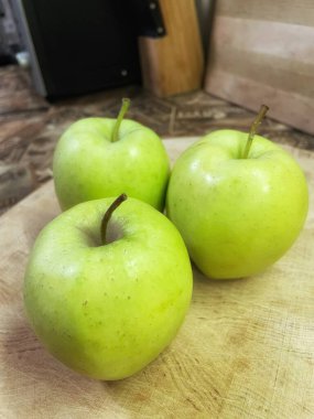 Yeşil elma, taze elma, meyve, vitaminler, masa, mutfak. 