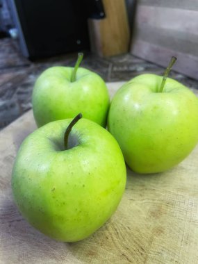 Yeşil elma, taze elma, meyve, vitaminler, masa, mutfak. 