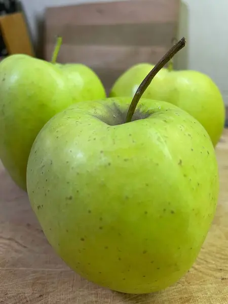 Yeşil elma, taze elma, meyve, vitaminler, masa, mutfak. 
