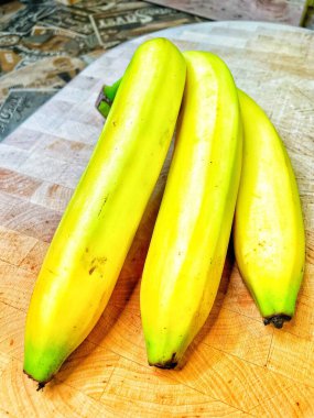 Muz, sarı ve yeşil muzları, taze meyveleri kapatın. 