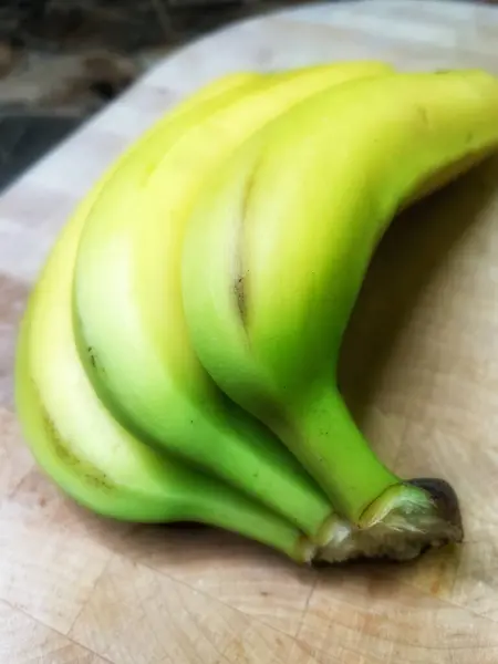 Muz, sarı ve yeşil muzları, taze meyveleri kapatın. 