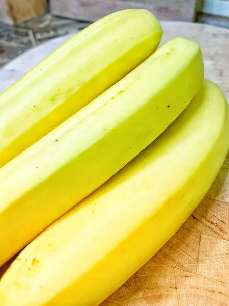 Muz, sarı ve yeşil muzları, taze meyveleri kapatın. 