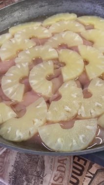 Ananas dilimlenmiş halkalar, ananas halkaları, yemek, yemek, pişirme, kızartma tavası, mutfak, masa.