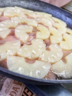 Ananas dilimlenmiş halkalar, ananas halkaları, yemek, pişirmek, tava, mutfak, masa..