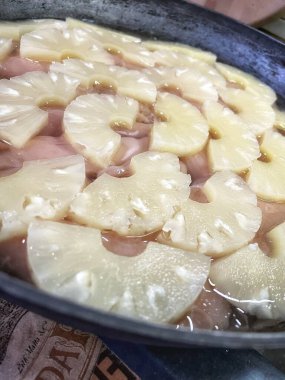 Ananas dilimlenmiş halkalar, ananas halkaları, yemek, pişirmek, tava, mutfak, masa..