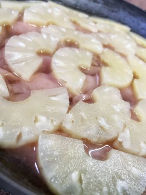 Ananas dilimlenmiş halkalar, ananas halkaları, yemek, pişirmek, tava, mutfak, masa..