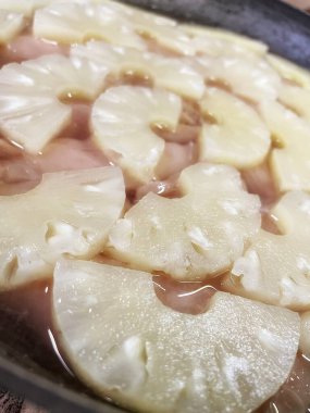 Ananas dilimlenmiş halkalar, ananas halkaları, yemek, pişirmek, tava, mutfak, masa..