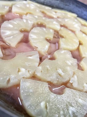 Ananas dilimlenmiş halkalar, ananas halkaları, yemek, pişirmek, tava, mutfak, masa..