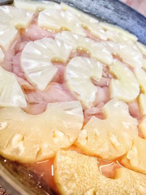 Ananas dilimlenmiş halkalar, ananas halkaları, yemek, pişirmek, tava, mutfak, masa..