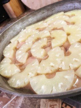 Ananas dilimlenmiş halkalar, ananas halkaları, yemek, pişirmek, tava, mutfak, masa..