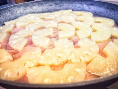 Ananas dilimlenmiş halkalar, ananas halkaları, yemek, pişirmek, tava, mutfak, masa..