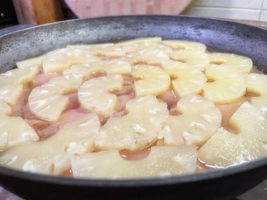 Ananas dilimlenmiş halkalar, ananas halkaları, yemek, pişirmek, tava, mutfak, masa..