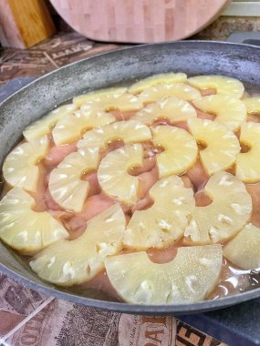 Ananas dilimlenmiş halkalar, ananas halkaları, yemek, pişirmek, tava, mutfak, masa..