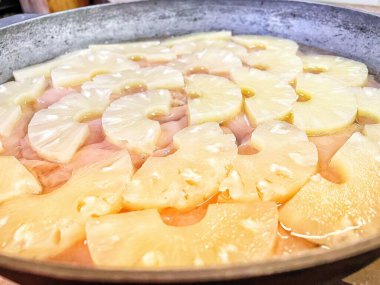 Ananas dilimlenmiş halkalar, ananas halkaları, yemek, pişirmek, tava, mutfak, masa..