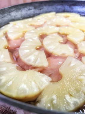 Ananas dilimlenmiş halkalar, ananas halkaları, yemek, pişirmek, tava, mutfak, masa..