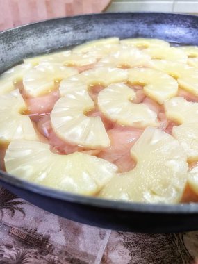 Ananas dilimlenmiş halkalar, ananas halkaları, yemek, pişirmek, tava, mutfak, masa..