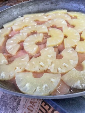 Ananas dilimlenmiş halkalar, ananas halkaları, yemek, pişirmek, tava, mutfak, masa..