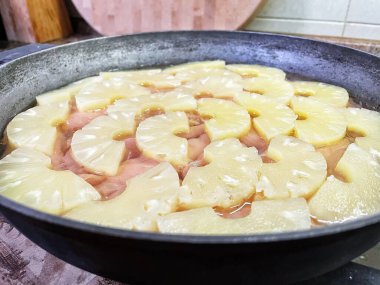 Ananas dilimlenmiş halkalar, ananas halkaları, yemek, pişirmek, tava, mutfak, masa..