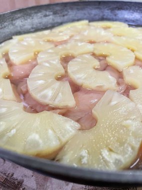 Ananas dilimlenmiş halkalar, ananas halkaları, yemek, pişirmek, tava, mutfak, masa..