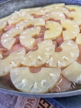 Ananas dilimlenmiş halkalar, ananas halkaları, yemek, pişirmek, tava, mutfak, masa..