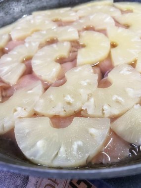 Ananas dilimlenmiş halkalar, ananas halkaları, yemek, pişirmek, tava, mutfak, masa..