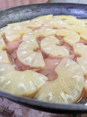 Ananas dilimlenmiş halkalar, ananas halkaları, yemek, pişirmek, tava, mutfak, masa..