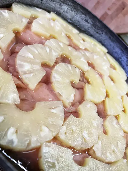 Ananas dilimlenmiş halkalar, ananas halkaları, yemek, pişirmek, tava, mutfak, masa..