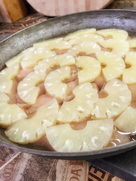 Ananas dilimlenmiş halkalar, ananas halkaları, yemek, pişirmek, tava, mutfak, masa..