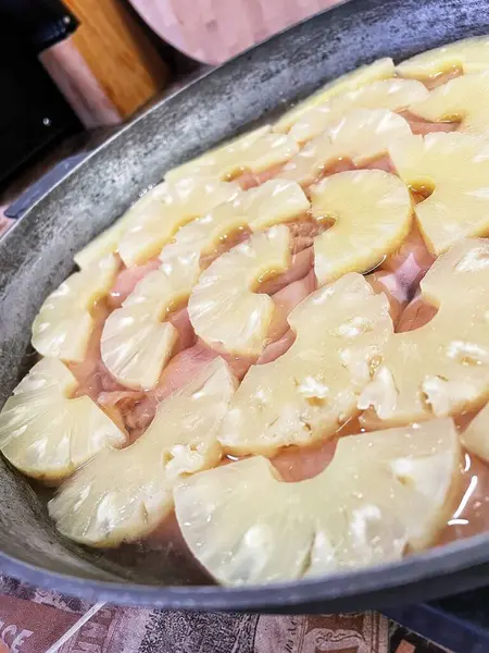 Ananas dilimlenmiş halkalar, ananas halkaları, yemek, pişirmek, tava, mutfak, masa..