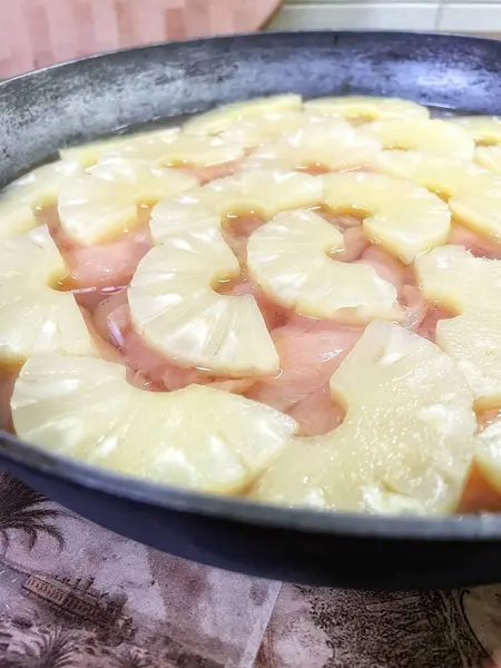 Ananas dilimlenmiş halkalar, ananas halkaları, yemek, pişirmek, tava, mutfak, masa..