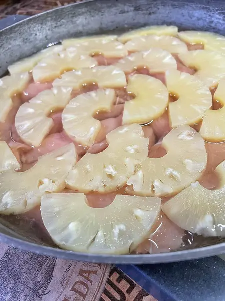 Ananas dilimlenmiş halkalar, ananas halkaları, yemek, pişirmek, tava, mutfak, masa..
