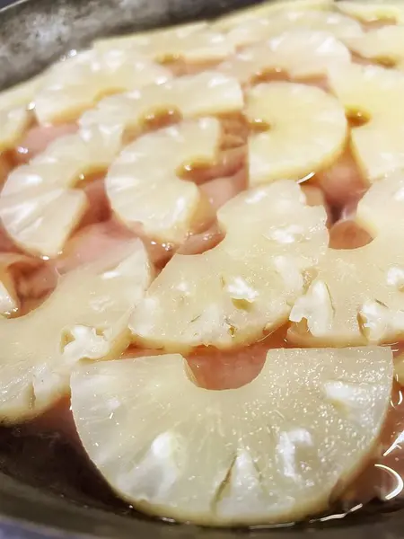 Ananas dilimlenmiş halkalar, ananas halkaları, yemek, pişirmek, tava, mutfak, masa..