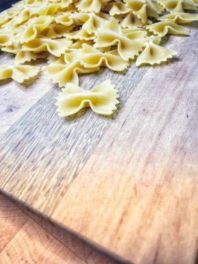 Yay, yay, makarna, yay, yemek, yemek, yemek, ahşap masa.