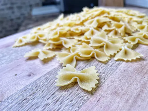 Yay, yay, makarna, yay, yemek, yemek, yemek, ahşap masa.