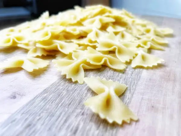 Yay, yay, makarna, yay, yemek, yemek, yemek, ahşap masa.