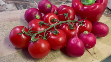 Masada kırmızı sebzeler, domatesler, biberler, turp, mutfak, masa, yemek, yemek