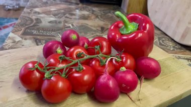 Masada kırmızı sebzeler, domatesler, biberler, turp, mutfak, masa, yemek, yemek