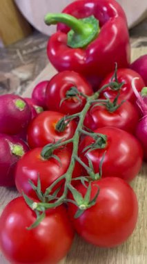 Masada kırmızı sebzeler, domatesler, biberler, turp, mutfak, masa, yemek, yemek