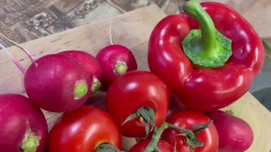 Masada kırmızı sebzeler, domatesler, biberler, turp, mutfak, masa, yemek, yemek