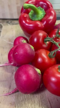 Masada kırmızı sebzeler, domatesler, biberler, turp, mutfak, masa, yemek, yemek