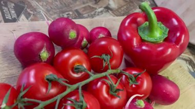 Masada kırmızı sebzeler, domatesler, biberler, turp, mutfak, masa, yemek, yemek