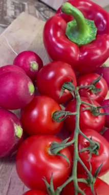 Masada kırmızı sebzeler, domatesler, biberler, turp, mutfak, masa, yemek, yemek