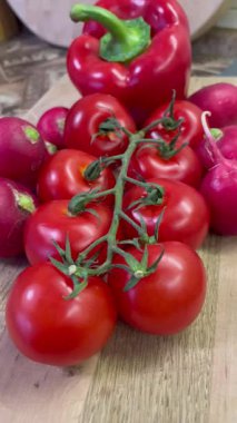 Masada kırmızı sebzeler, domatesler, biberler, turp, mutfak, masa, yemek, yemek