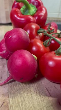 Masada kırmızı sebzeler, domatesler, biberler, turp, mutfak, masa, yemek, yemek