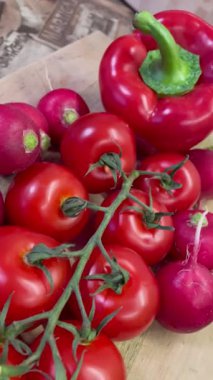 Masada kırmızı sebzeler, domatesler, biberler, turp, mutfak, masa, yemek, yemek