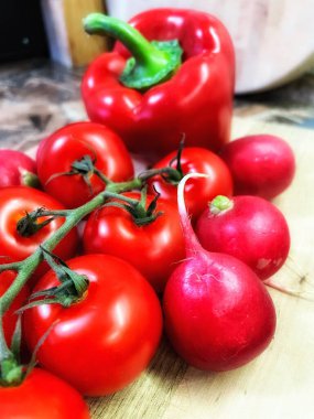 Masada kırmızı sebzeler, domatesler, biberler, turp, mutfak, masa, yemek, yemek